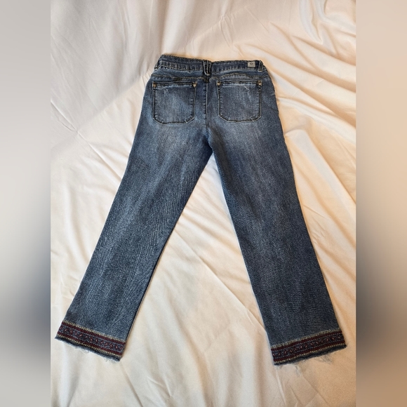 3/$25 Democracy Embroidered Distressed Slim Straight Flood Jeans Size 8 - Picture 2 of 8